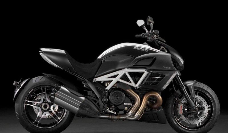 Ducati Diavel AMG 2011 lleno