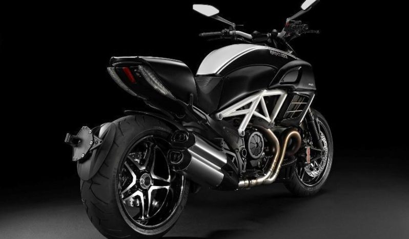 Ducati Diavel AMG 2011 lleno