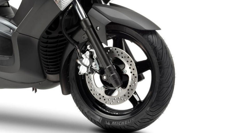 Yamaha X-Max 250 Momodesign 2013 lleno